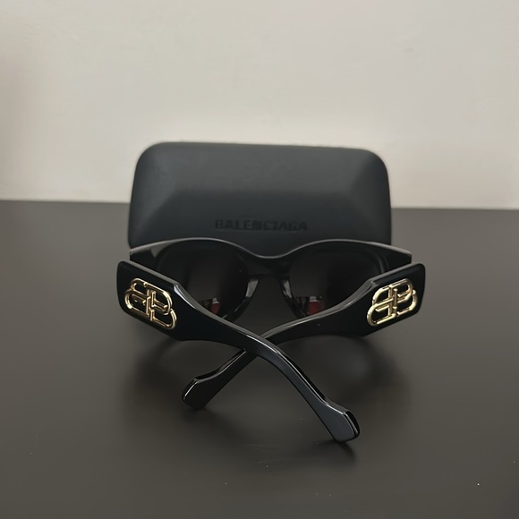 100% Authentic Balenciaga Sunglasses with case - Picture 1 of 6